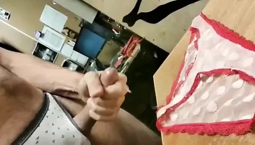 Panty boy jerking off in Enjis panties