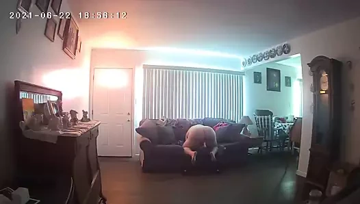 Kanepede benim için oynayan anne