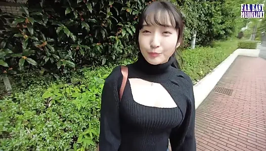 Utangaç j fincanı ile gizli sıkma mutluluk sinsi bir bitiş aşaması için büyük kıvrımlarını gizliyor.1