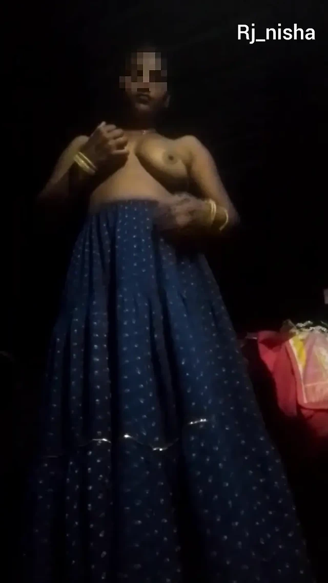 Yenge göğüslerini gösteriyor, parmak ekledikten sonra amcık suyu dışarı çıkıyor