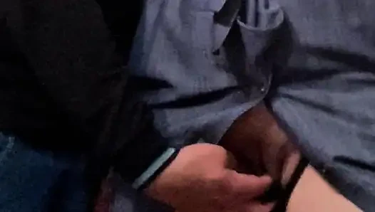 Yabancı azgın orta yaşlı seksi kadını metroda çalışmadan önce sert parmaklıyor