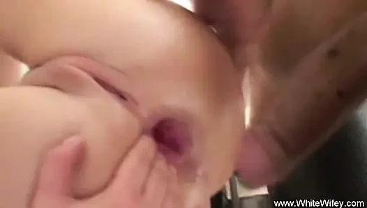 Sarışın ev hanımı esnetiliyor