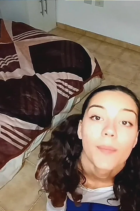 Seksi latin kız dizlerinin üzerinde ağzını sütle doldurmanı istiyor