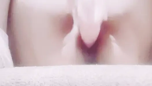 Ateşli ve büyük bir yarak isteyen gerçekçi dildo kullanıyor