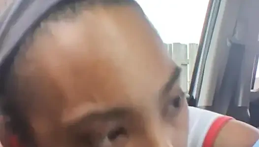 Minyon zenci kadın büyük zenci yarağıyla öğürüyor