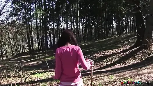 Kız arkadaşlar xxx - bir yürüyüş lezbiyen seks amını parmaklıyor ve amcık yalama park ediyor