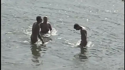 Adamın sarışın tombul Maure'i sikerken adamın götünü siktiği biseksüel zincir