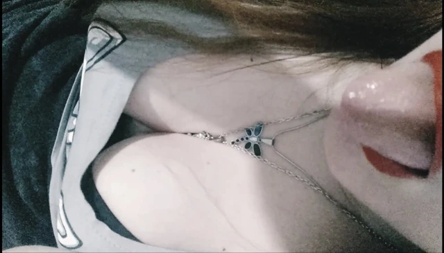 Tatlı utangaç kız oyuncaklarla oynuyor