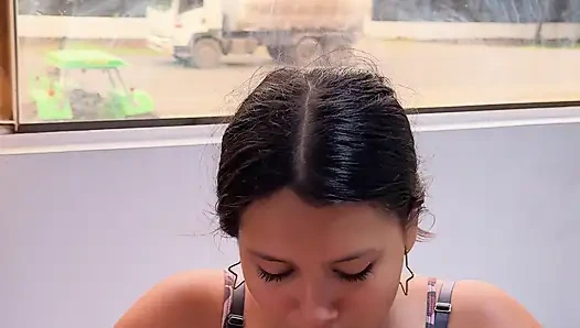 Herkes pencerenin yanından geçerken beni penisime atlatmayı çok seviyor