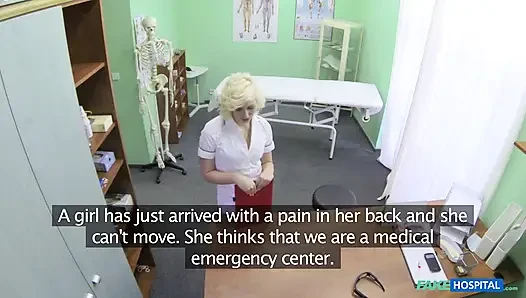 Fake hospital - yaramaz hemşire ateşli bir hastane odasında seksi hastayı iyileştirmek için dilini kullanıyor
