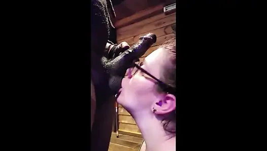 Beyaz sürtük evli kadın büyük zenci yarağını emmeyi en çok sevdiği şeyi yapıyor