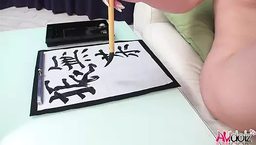 Japon kız Renka Shimizu sansürsüz, elle muamele çekiyor ve yazarken bir adamın yarağına bacağını ovuyor.