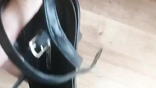 Boşalma siyah sandalet