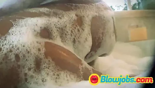 Küçük memeli iki sarışın fahişe için büyük bir yarak