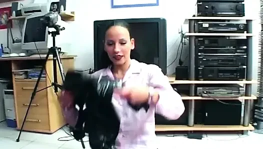 Sarışın ve esmer kızlar iki sert paylaşıyor