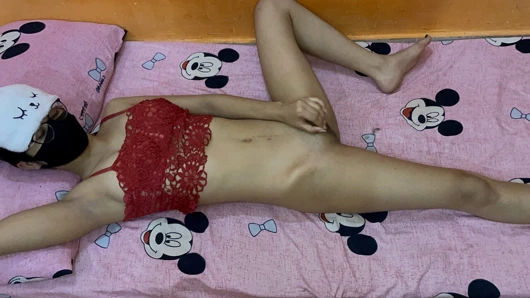 Hintli üvey kız kardeşimi yalnızken ne kadar güzel sikiyorum