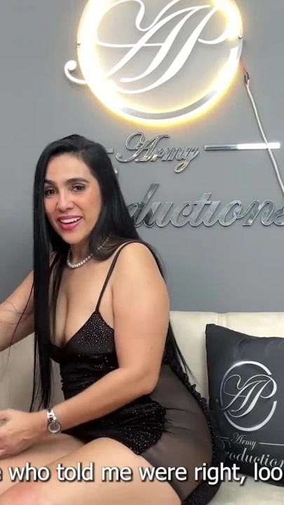 Ateşli röportaj - orta yaşlı seksi kadın büyük yaraklı röportajcı tarafından dölleniyor | Klip 1
