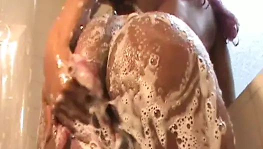 Sabunlu duş götü - nilou achtland