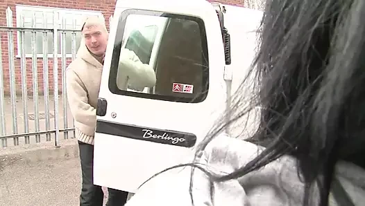 Zenci orta yaşlı seksi kadın Eden Adore, Liam Cockney ile sikişiyor