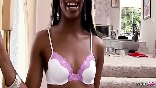 Zenci orta yaşlı seksi kadın Vanessa Monet göt deliğini yalatıyor ve büyük zenci yarağı tarafından sikiliyor