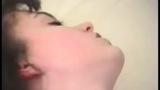 Azgın tatlı kız sıkı amına dildo sürmeyi seviyor