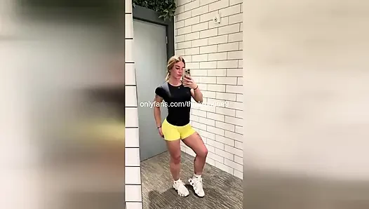 Tiktok canlı yoga esneme: 18 yaşındaki amcık dudakları teşhir ediliyor ve sert sikiliyor