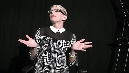 Heteroseksüel adam takma yaraklı sarışın genç erkek avcısı tarafından sikiliyor 5804 2