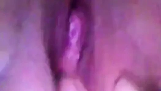 Milf fingert sich zum Orgasmus