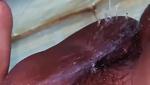 Bekar iri güzel ateşli kız seksten sonra umumi tuvalete işiyor - kıllı büyük amcık