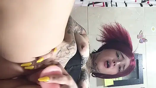 Kızıl saçlı kendine dokunuyor