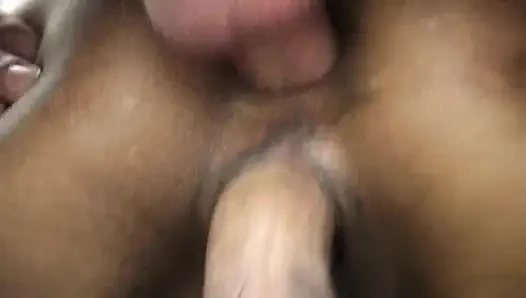 Azgın orta yaşlı seksi kadın damlayan rosebud patlamasıyla derinden yumruklanıyor