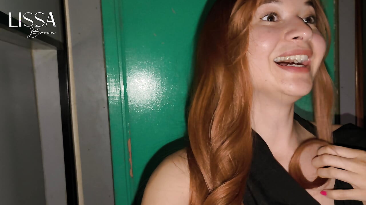 İspanya'da bir glory hole'a gittim, bir yabancının sikini emmeyi ve yüzüme sütünü almayı başardım