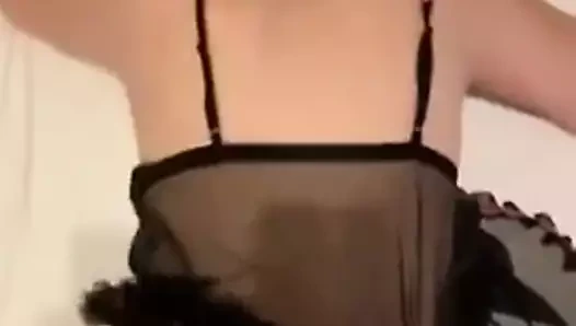 Başka bir eş arkada hissediyor