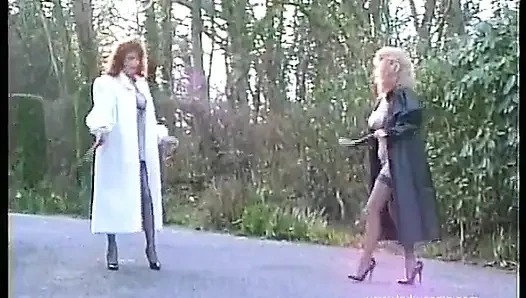Açık havada kürk ve kauçuk içinde