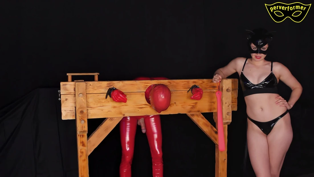 Наказана и униженно выставлена в позорном столбе