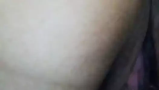 Kuru diş fırçasıyla göt deliğine işkence ediyor