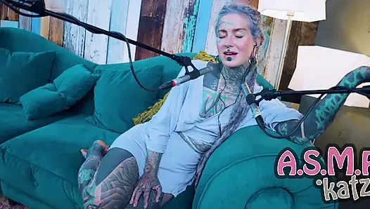 F hakkında konuşuyorum - korku - asmr podcast sfw konuşuyor gotik sıska kız dreadlocks dövmeli model dövmeli kız