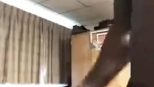 Yung bbc wanking içinde onun odasında