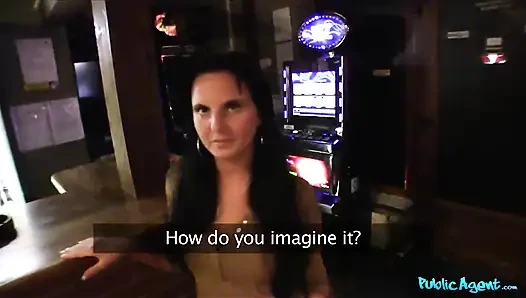 Public agent - çarpıcı barmen Tara dövmesi harika bir bakış açısı hizmeti veriyor ve vahşi bir amcık dölleme