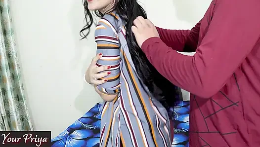 Üvey kız kardeş gömleğini yırttı ve Hintçe ses kaydında anal seks istiyor