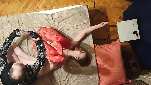 Adam büyük uzun dildolu kız arkadaşını amında sikiyor ve götten ateşli seks yapıyor