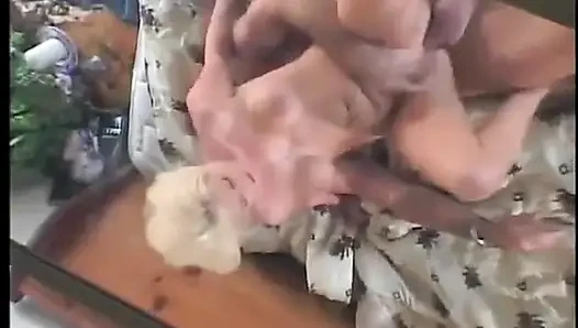 Mükemmel vücutlu lüks sarışın piliç amını siktiriyor