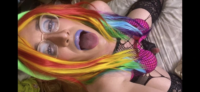 Gökkuşağı kadın kılıklı Natasha döl yiyor