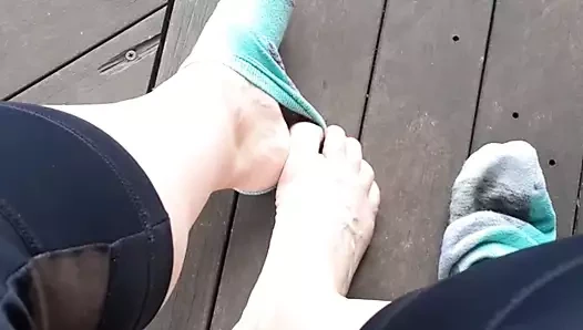 Dışarıda çoraplarımı çıkarıp ayaklarımı birbirine sürtüyorum