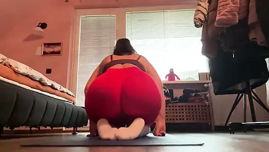 Orta yaşlı seksi kadın yoga rutini izlerken boşalmamaya çalış