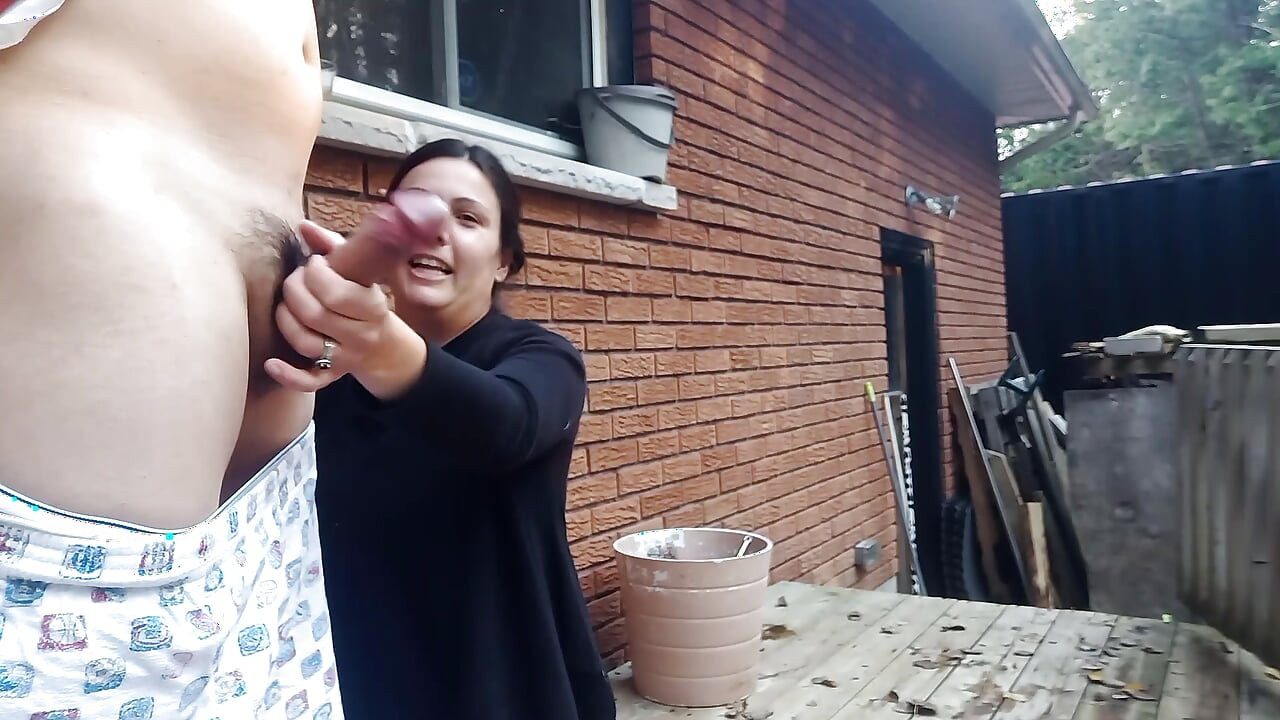 Komşumuz için açık havada elle muamele ve boşalma