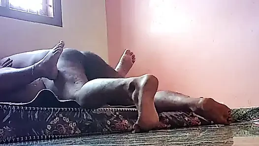 Üvey erkek kardeşim beni evde kimsesiz sikmek istiyor
