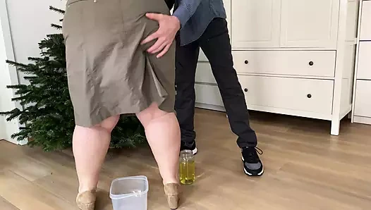 Kayınvalidem ben kavanoza işerken sikimi tutuyor