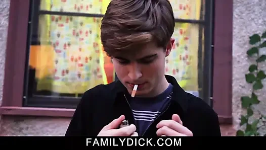 İtaatsiz sigara içen üvey oğul onun yerine babasının sert yarağını ağzına alıyor