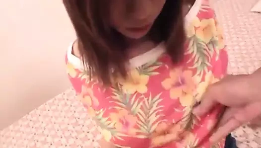 Petite geniş yui sarina tatlı amını almak için yatıyor